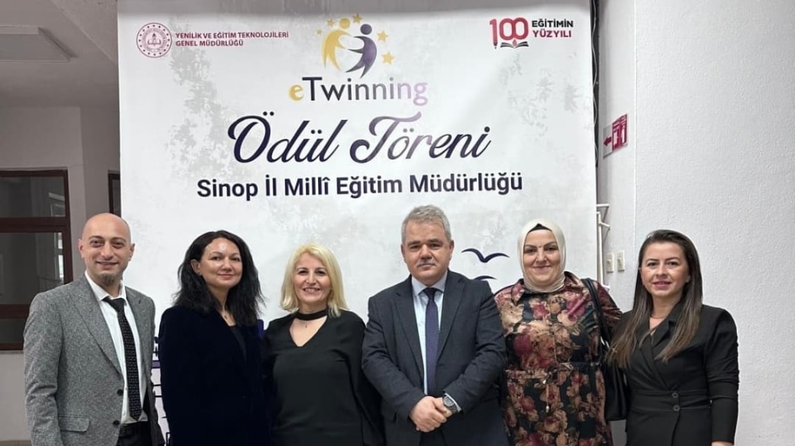 Sinop İl Milli Eğitim Müdürlüğü Bilişim Teknolojileri İl Koordinatörlüğü Tarafından Düzenlenen #eTwinning Ödül Töreninde Okulumuz eTwinning Okul Etiketi Ödülüne Layık Görülmüştür